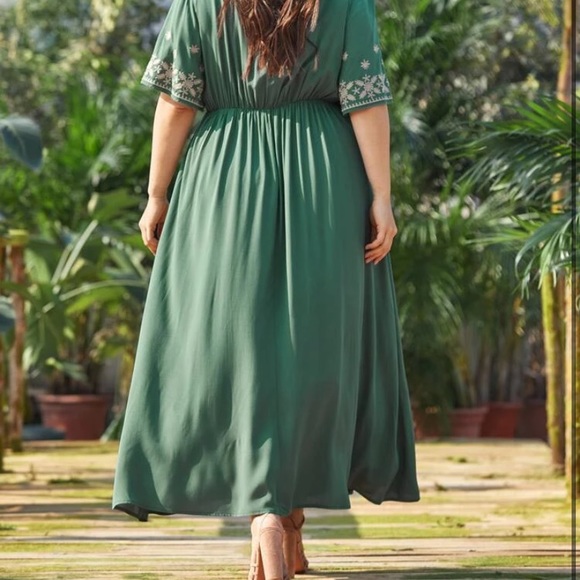 Plus V-Neck Embroidery Maxi A-Line Dress Without Belt - Picture 3 of 4